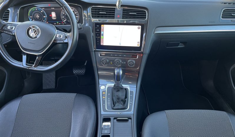 Volkswagen e-Golf megtelt