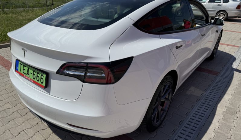 Tesla Model 3 Standard Range Plus megtelt