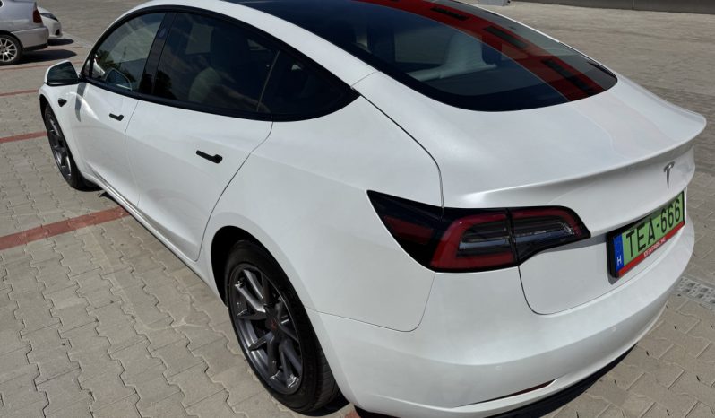 Tesla Model 3 Standard Range Plus megtelt