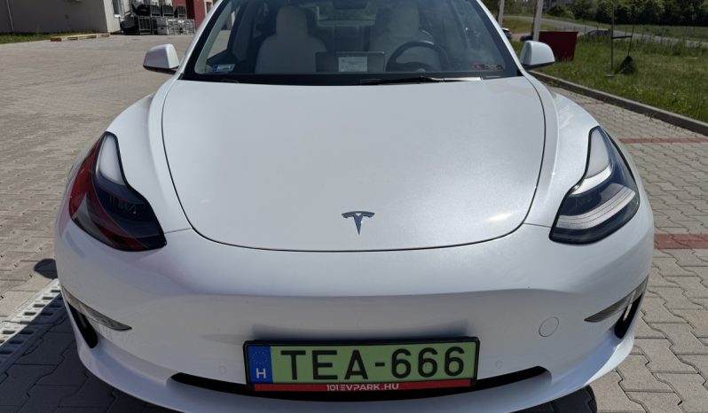 Tesla Model 3 Standard Range Plus megtelt