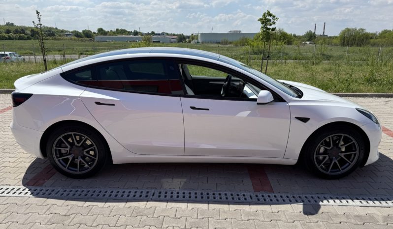 Tesla Model 3 Standard Range Plus megtelt